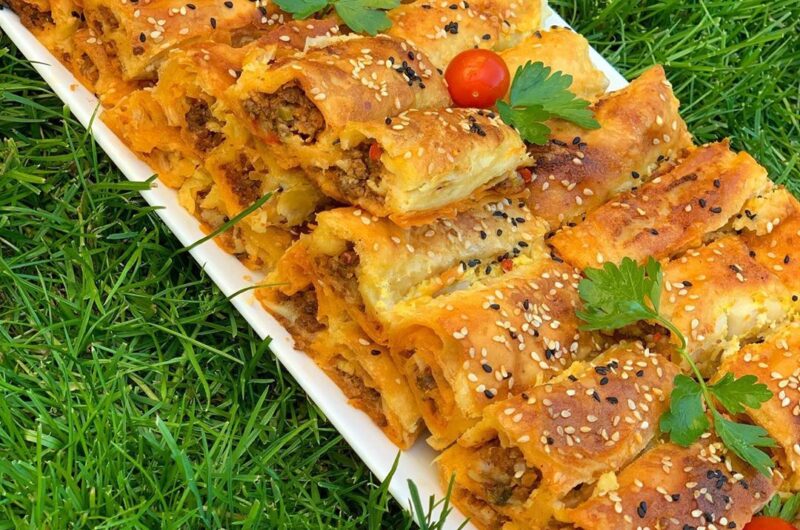 HAZIR YUFKADAN KIYMALI SOSLU BÖREK